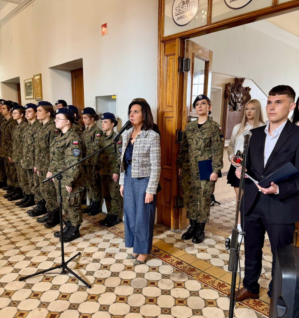 Uroczysty Apel Pamięci z okazji 86. rocznicy aresztowania uczniów naszej szkoły                           przez niemieckiego okupanta 1