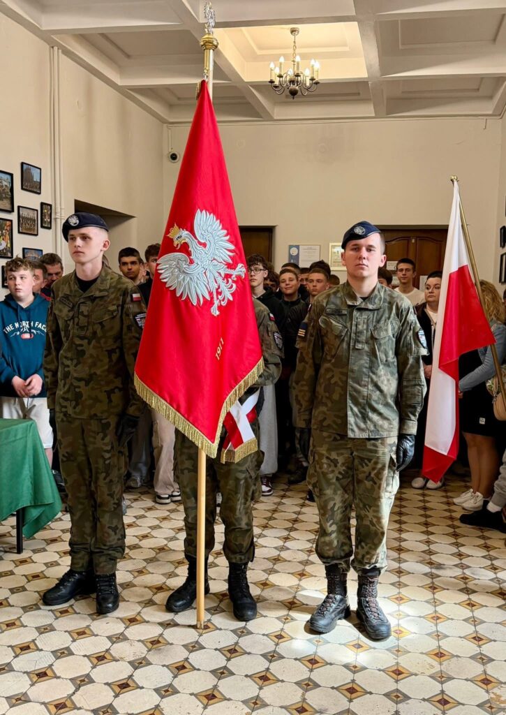 Uroczysty Apel Pamięci z okazji 86. rocznicy aresztowania uczniów naszej szkoły                           przez niemieckiego okupanta 6