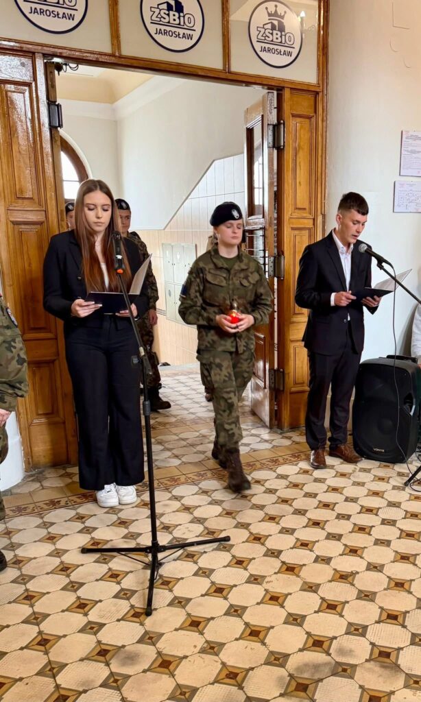 Uroczysty Apel Pamięci z okazji 86. rocznicy aresztowania uczniów naszej szkoły                           przez niemieckiego okupanta 7