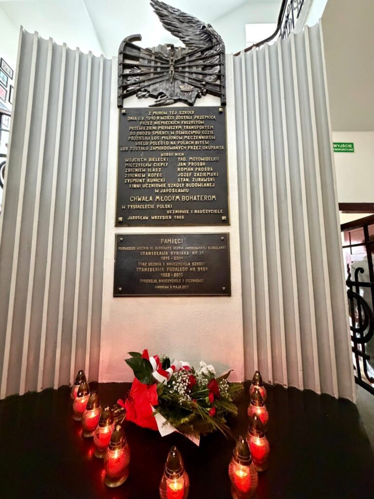 Uroczysty Apel Pamięci z okazji 86. rocznicy aresztowania uczniów naszej szkoły                           przez niemieckiego okupanta 14